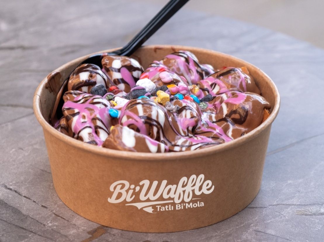 Çilekli Kova Waffle (Orta)