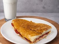 Yarım Sucuklu Tost