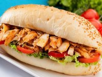 شاورما دجاج بنصف رغيف خبز