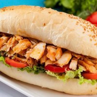 شاورما دجاج بنصف رغيف خبز