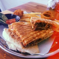 Bazlama Kavurma Kaşarlı Tost Menü